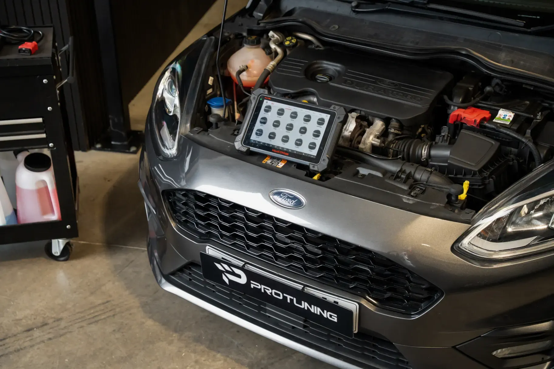 Diagnostic tablet on an engine